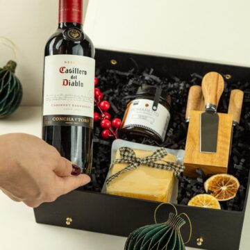MBN011 - Caixa Gourmet com Vinho e Queijos - Kit de Natal